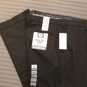 NWT!  Dockers.  42x32. Classic fit. Black in color.